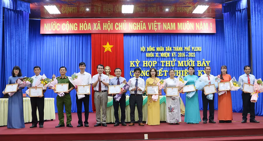 Tặng giấy khen của Chủ tịch UBND thành phố cho các tập thể, cá nhân. Ảnh: Quang Tấn
