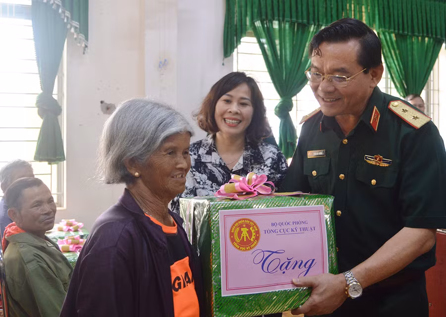 Trung tướng Trần Duy Hưng-Chính ủy Tổng cục Hậu cần tặng quà gia đình chính sách, hộ nghèo. Ảnh: Minh Thoan