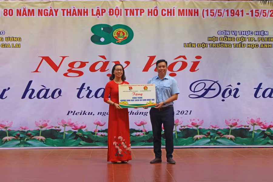 _Hội đồng Đội Trung ương tặng công trình Không gian đọc sách và sinh hoạt Đội cho Liên đội Trường Tiểu học Anh hùng Núp. Ảnh Phan Lài