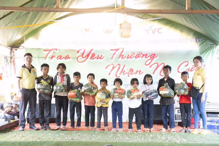  Tặng 200 phần quà cho học sinh trên địa bàn xã Ia Hrú. Ảnh: Hồng Ngọc