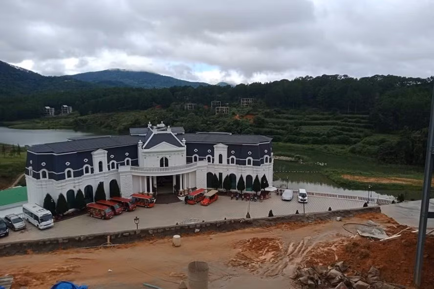 Những vi phạm ở Khu du lịch quốc gia hồ Tuyền Lâm cơ bản được xử lý Ông Phạm Văn Dân - Giám đốc Ban Quản lý Khu du lịch quốc gia hồ Tuyền Lâm (TP.Đà Lạt, tỉnh Lâm Đồng) cho biết, các vi phạm về trật tự xây dựng tại các dự án ở Khu du lịch quốc gia hồ Tuyền Lâm cơ bản đến nay đã được xử lý. Ngày 4.4, ông Phạm Văn Dân - Giám đốc Ban quản lý KDL quốc gia hồ Tuyền Lâm cho biết, việc vi phạm về trật tự xây dựng (xây dựng sai phép, không phép) ở Khu du lịch quốc gia hồ Tuyền Lâm kéo dài không hẳn do cơ quan chức năng chưa ngăn chặn, xử lý ngay từ đầu, mà còn do doanh nghiệp vi phạm cố tình không chấp hành và chây ỳ. 