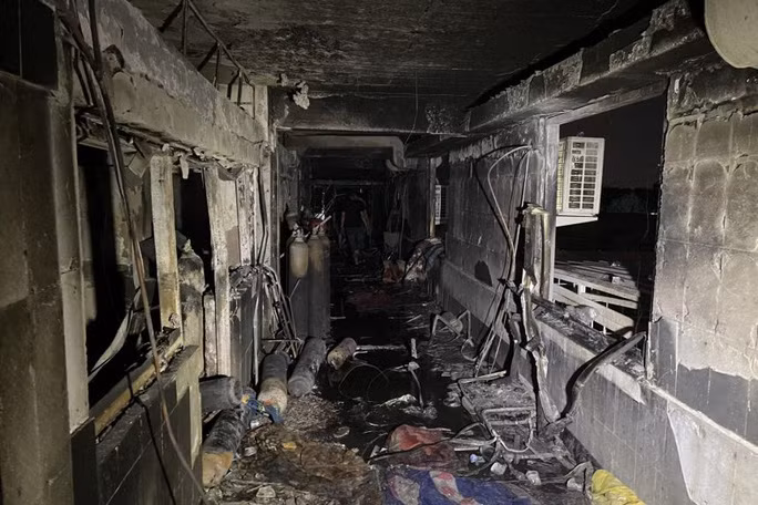 Vụ cháy ở bệnh viện Ibn al-Khatib Hospital diễn ra do bình ga bị nổ. Ảnh: EPA-EFE