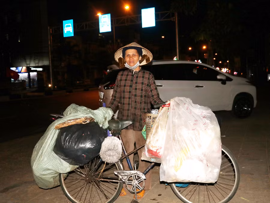 Chiếc xe đạp là phương tiện để bà Dư di chuyển và chở phế liệu. Ảnh: Nhật Hào