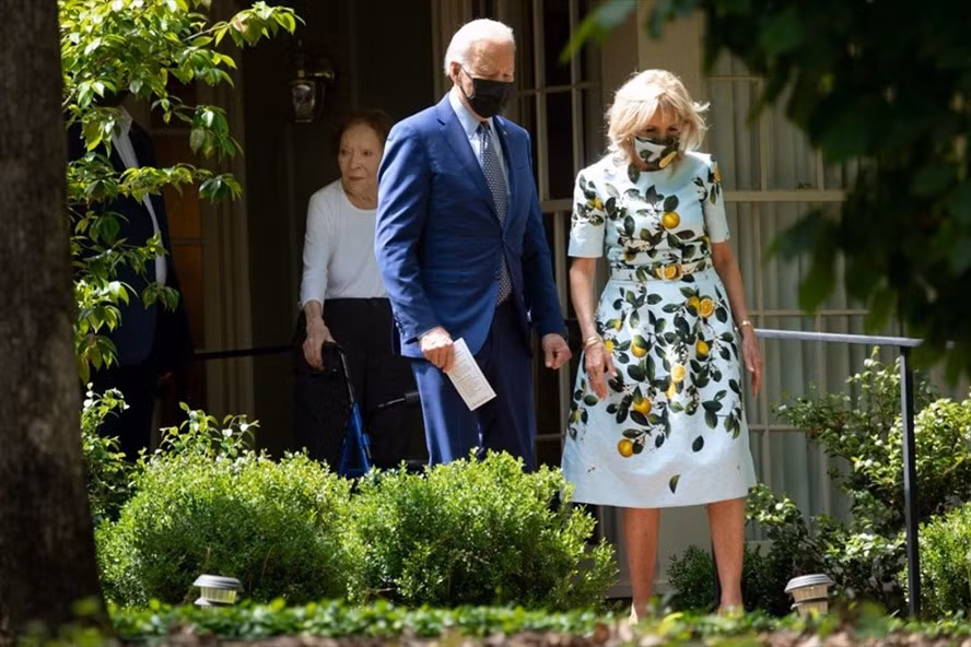 Cựu đệ nhất phu nhân Mỹ Rosalynn Carter tiễn Tổng thống Joe Biden và đệ nhất phu nhân Jill Biden rời nhà của cựu Tổng thống Jimmy Carter hôm 20.4. Ảnh: AFP.