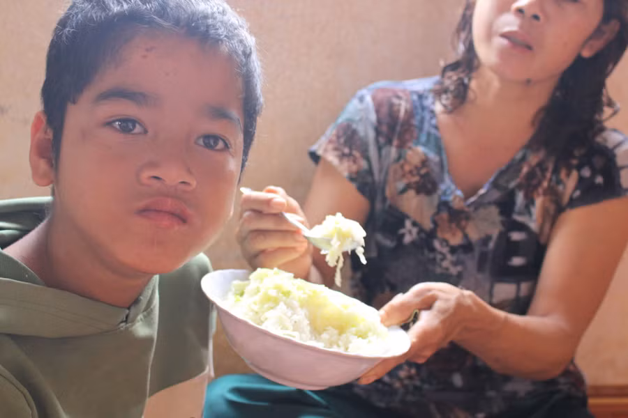 Bữa cơm chỉ có bắp cải luộc chấm muối. ẢNH: QUANG VIÊN