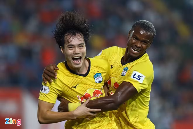 Văn Toàn đang là chân sút nội tốt nhất tại V.League mùa này với 4 bàn. Ảnh: Minh Chiến.