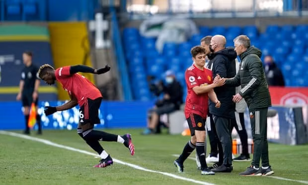Khoảnh khắc đáng nhớ với Pogba khi vào sân thay Daniel James. Ảnh: AFP