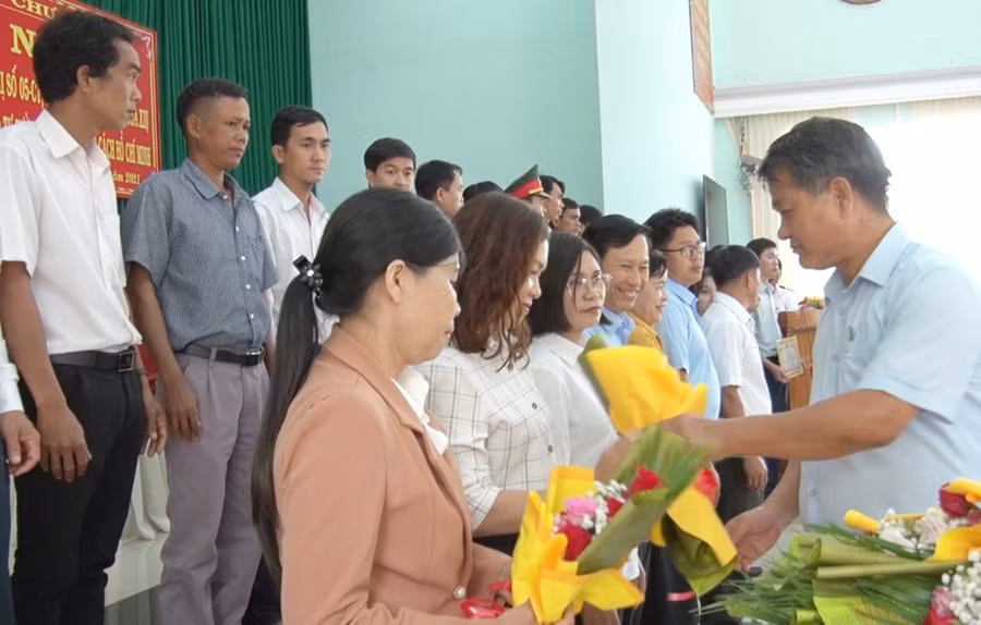 Dịp này, nhiều tập thể, cá nhân được UBND huyện Khen thưởng vì có thành tích xuất sắc trong học tập làm theo gương bác. Ảnh 