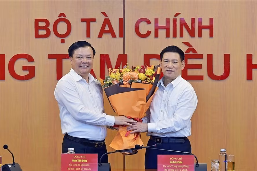 Ông Đinh Tiến Dũng tặng hoa chúc mừng tân Bộ trưởng Bộ Tài chính Hồ Đức Phớc. Ảnh: BTC Ông Đinh Tiến Dũng tặng hoa chúc mừng tân Bộ trưởng Bộ Tài chính Hồ Đức Phớc. Ảnh: BTC