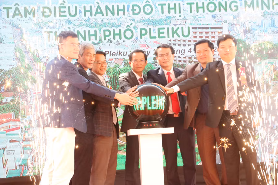  Các đại biểu nhấn nút khai trương Trung tâm điều hành đô thị thông minh TP. Pleiku. Ảnh: Quang Tấn