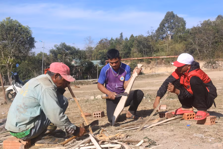 Chung tay chuẩn bị lễ hội. Ảnh: TN