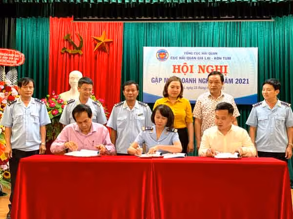 Cục Hải quan Gia Lai-Kon Tum ký kết biên bản ghi nhớ hợp tác với doanh nghiệp. Ảnh: Hà Duy