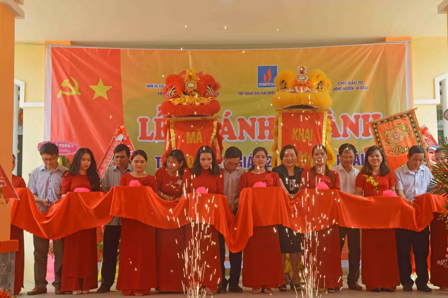 Cắt băng khánh thành công trình. Ảnh: Minh Thoan