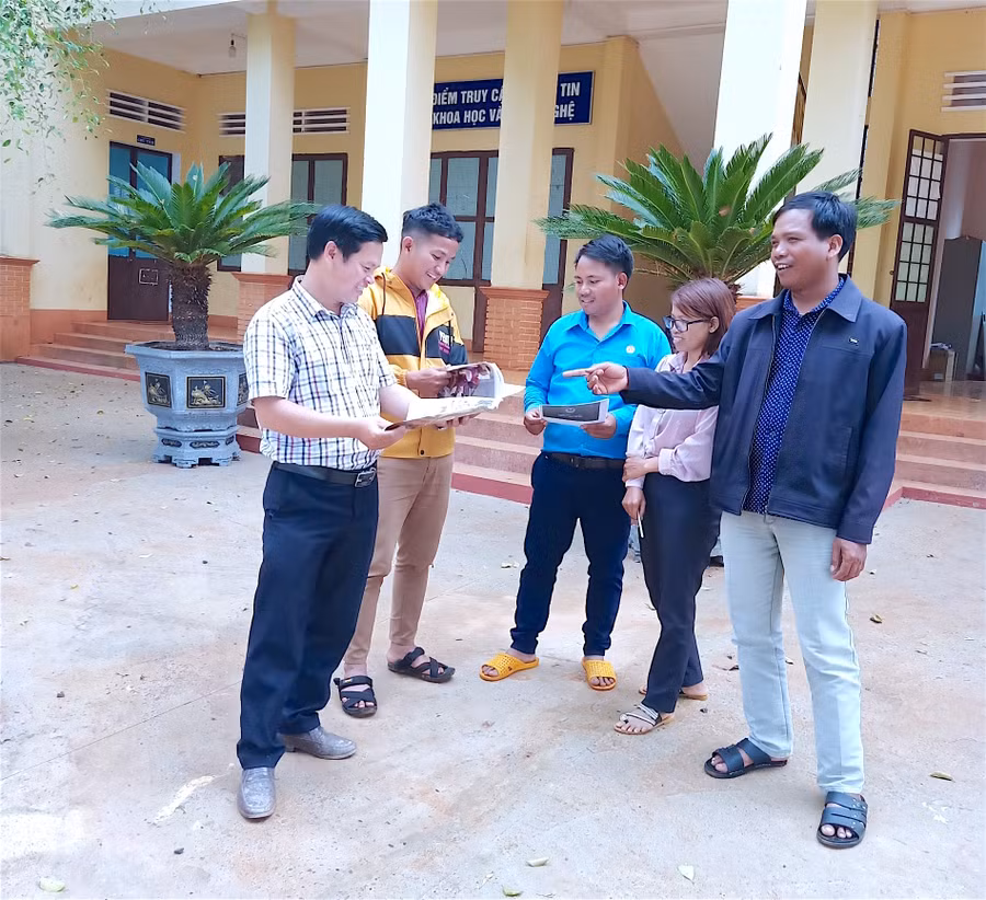 5- Anh Đinh Sang-Phó Chủ tịch UBND xã Kon Chiêng (bìa phải) cùng những người từng trưởng thành từ mô hình trường học “bán trú dân nuôi” năm xưa đang cố gắng chung tay xây dựng quê hương từng ngày. Ảnh: Hồng Thi.
