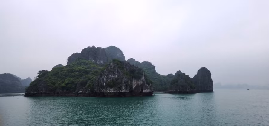 Những dãy núi mờ ảo trên vịnh Bái Tử Long như chú rồng con. ẢNH N.H