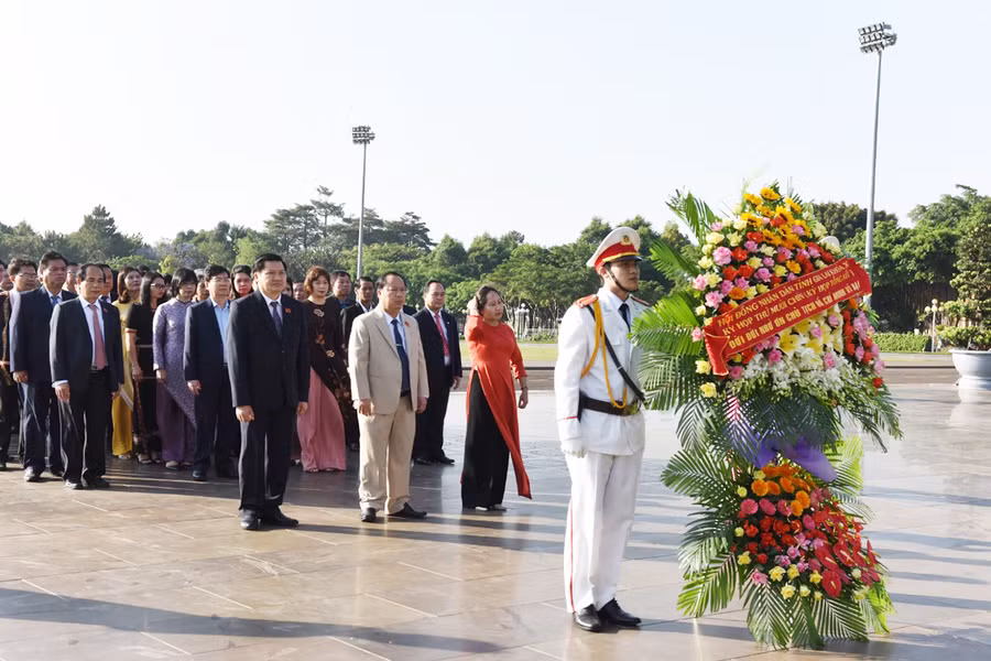 Đồng chí Châu Ngọc Tuấn-Phó Bí thư Thường Trực Tỉnh ủy, Chủ tịch HĐND tỉnh dâng hoa tại Quảng trường Đại Đoàn Kết - Ảnh Đức Thụy