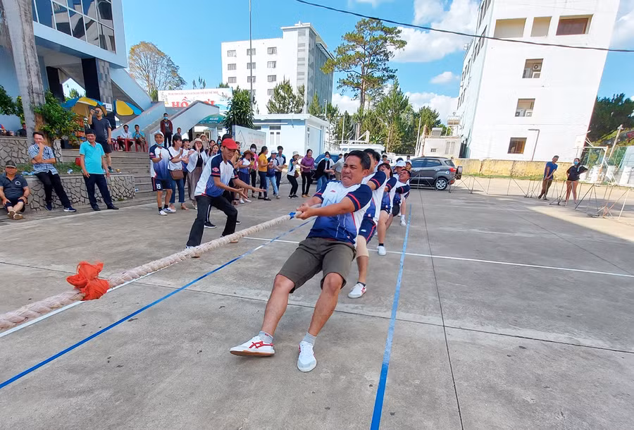 Trận chung kết môn kéo co giữa Bảo tàng tỉnh gặp TP. Pleiku. Ảnh: Thiên Di