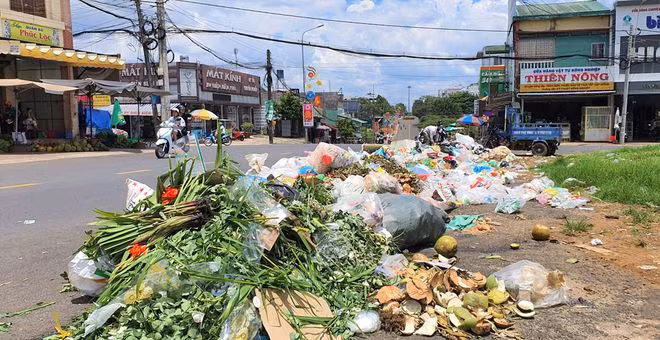 Sau 4 ngày người dân chặn xe rác, hàng trăm tấn rác thải sinh hoạt trên địa bàn TPBảo Lộc bị ứ đọng. Trong ảnh: Rác ứ đọng tại khu vực chợ cũ Bảo Lộc. ẢNH: TRÙNG DƯƠNG