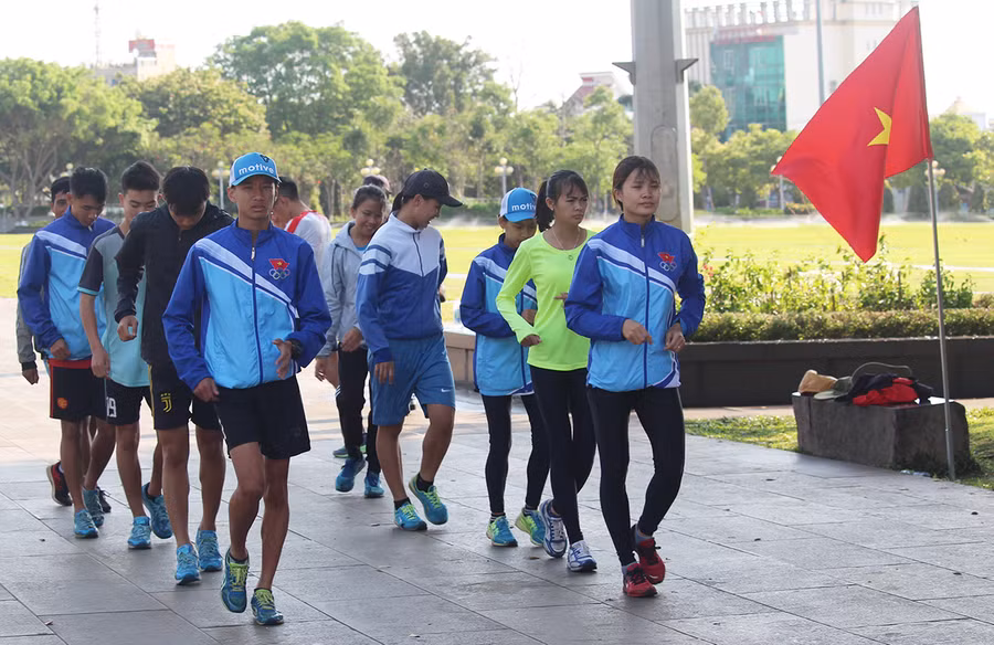 Đội tuyển Điền kinh Gia Lai tập luyện tại Quảng trường Đại Đoàn Kết. Ảnh: Thiên Di