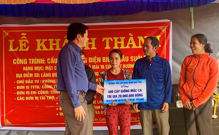 Nhà hảo tâm trao quà cho người dân làng Điện Biên. Ảnh: Ngọc Thu