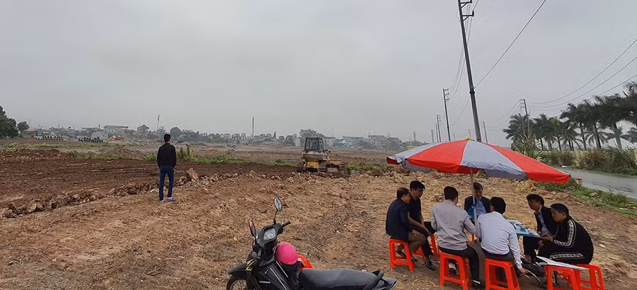 “Cò” đất công khai rao bán, tư vấn giao dịch đất tại dự án Tây Phù Vân, TP.Phủ Lý, Hà Nam dù chưa xong hạ tầng, chưa đủ pháp lý. ẢNH: LÊ QUÂN