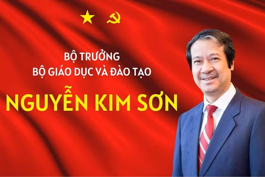 Kỳ vọng và thách thức với tân Bộ trưởng Bộ Giáo dục và Đào tạo Ngày 8.4, Quốc hội thông qua nghị quyết bầu PGS.TS Nguyễn Kim Sơn - Ủy viên Trung ương Đảng, Giám đốc Đại học Quốc gia Hà Nội - giữ chức Bộ trưởng Bộ Giáo dục và Đào tạo (GDĐT). Giáo dục là ngành có số lượng cán bộ, công chức, viên chức đông đảo, với khoảng 1,5 triệu người và luôn có hơn 20 triệu học sinh, sinh viên tham gia học tập. Giáo dục cũng là câu chuyện của mọi người vì liên quan đến mọi nhà, nên sự kỳ vọng vào vị “trưởng ngành”, vào đội ngũ nhà giáo là rất lớn. Kỳ vọng là động lực, nhưng ở chiều ngược lại, trên cương vị Bộ trưởng Giáo dục, sẽ luôn phải đối diện với nhiều áp lực, sóng gió, như 2 cực dao động của con lắc đồng hồ. Bên hành lang Quốc hội, ngoài việc đặt kỳ vọng, các đại biểu cũng nói về những thách thức với tân Bộ trưởng khi trở thành “tư lệnh” của một ngành luôn nhận được sự quan tâm đặc biệt của toàn xã hội. Đại biểu Tăng Thị Ngọc Mai - Ủy viên Ủy ban Văn hóa, Giáo dục, Thanh niên, Thiếu niên và Nhi đồng của Quốc hội: Lắng nghe để có một nhiệm kỳ “bình yên đổi mới” Đại biểu Tăng Thị Ngọc Mai. Là một nhà giáo, tôi có nhiều nỗi niềm, băn khoăn và cũng có nhiều kỳ vọng vào tân Bộ trưởng. Tôi hy vọng Bộ trưởng sẽ tiếp tục kiên trì thực hiện lộ trình đổi mới giáo dục, trong đó có việc đổi mới chương trình GDPT 2018, sách giáo khoa. Vì sao cần kiên trì? Vì việc đổi mới đã được xác định là đi đúng hướng, nên cần tránh làm xáo trộn, gây lãng phí cho xã hội, ngân sách nhà nước. Tôi cũng kỳ vọng tân Bộ trưởng có nhiều chính sách, có quyết tâm tham mưu với các cấp, lãnh đạo Nhà nước có chính sách đãi ngộ tốt với đội ngũ giáo viên. Đây sẽ là động lực để các thầy cô yên tâm công tác, đồng hành cùng ngành thực hiện chặng đường đổi mới giáo dục còn nhiều khó khăn và thách thức phía trước. Bộ trưởng có thế mạnh ở mảng đại học, với bậc phổ thông, tôi mong Bộ trưởng cần phải hiểu và biết lắng nghe tiếng nói từ cơ sở, sâu sát với cơ sở để có những quyết sách phù hợp. Tôi cũng mong trên cương vị mới này, Bộ trưởng sẽ giữ được “sóng yên biển lặng”, đổi mới nhưng phải bình yên. Hay nói cách khác, có nhiệm kỳ bình yên để đổi mới. Những sóng gió của ngành giáo dục thời gian qua bắt nguồn từ việc chưa tạo được sự đồng thuận. Tôi đánh giá, người tiền nhiệm là Bộ trưởng Phùng Xuân Nhạ đã có một nhiệm kỳ hoạt động rất nhiệt tình, hết sức mình với ngành, có nhiều tâm huyết và quyết sách đúng, làm thay đổi diện mạo của giáo dục từ phổ thông đến đại học. Bộ trưởng Nhạ cũng là người chịu khó đi cơ sở, hiểu cơ sở, cũng có chính kiến của mình, dám nghĩ, dám làm, dám chịu trách nhiệm. Nhưng hình ảnh của Bộ trưởng trước truyền thông chưa được tốt, nên có nhiều cái bị hiểu lầm. Tôi rất tiếc khi mọi người chưa hiểu đúng vai trò của thầy đối với công cuộc đổi mới giáo dục. Từ bài học của những người tiền nhiệm, tôi nghĩ tân Bộ trưởng Nguyễn Kim Sơn nên bình tĩnh, tránh nôn nóng. Và để đổi mới được thành công, thì trước hết phải tạo được sự đồng thuận, từ chính trong ngành đến toàn xã hội. Ngành giáo dục có đội ngũ cán bộ, nhà giáo rất đông đảo. Các thầy cô cần có một ví trị, vị thế và tạo động lực để thực hiện đổi mới giáo dục bằng việc cơ quan quản lý có những chính sách đãi ngộ tương xứng, quyết sách giúp giáo viên giảm áp lực hồ sơ, sổ sách giấy tờ để toàn tâm toàn ý cho công tác chuyên môn. Ngoài ra, công tác đào tạo đội ngũ phải được chú trọng. Các trường sư phạm được ví là “máy cái” đào tạo ra các thế hệ nhà giáo trong tương lai. Nếu khâu đào tạo chưa tốt, chưa đổi mới phù hợp với thực tiễn thì sẽ khó tạo ra đội ngũ có đáp ứng được yêu cầu của đổi mới. Tư lệnh ngành giáo dục cần có tiếng nói trong các thành viên Chính phủ để khi cần thì bảo vệ được những chính sách, cơ chế tạo động lực cho nhà giáo, đội ngũ viên chức tâm huyết, đội ngũ viên chức đông nhất và đội ngũ này mang tính quyết định việc đào tạo nguồn nhân lực tương lai cho đất nước. Đại biểu Trần Văn Lâm (Đoàn Bắc Giang): Thách thức đặt ra đối với tư lệnh ngành giáo dục rất là lớn Đại biểu Trần Văn Lâm (Đoàn Bắc Giang). Tôi cho rằng những thách thức đặt ra đối với tân Bộ trưởng Bộ GDĐT là rất lớn. Thách thức này một phần từ sự kỳ vọng của nhân dân đối với ngành giáo dục. Mọi gia đình đều quan tâm đến việc học hành, mặc dù mình điều kiện kinh tế có thể còn khó khăn, nhưng vẫn dành những nguồn lực tốt nhất để cho con cái. Kỳ vọng đặt ra áp lực, đòi hỏi ngành giáo dục phải đổi mới để nâng cao chất lượng giáo dục đào tạo, nâng cao chất lượng nguồn nhân lực, chất lượng con người, thực hiện nhiệm vụ xây dựng và bảo vệ đất nước. Đã là đổi mới thì có thể thành công nhưng cũng có thể thất bại. Đây là chuyện bình thường, chúng ta phải ghi nhìn nhận để có cái nhìn công bằng. Nhưng vẫn còn nhiều vấn đề về giáo dục, đại biểu chúng tôi cũng tranh luận trên nghị trường khi xây dựng, hoàn thiện luật pháp liên quan đến lĩnh vực này. Vì thế, tôi mong rằng tân Bộ trưởng, với vai trò tư lệnh ngành, cần nhận thức đầy đủ những thách thức, những yêu cầu đặt ra để lãnh đạo, để kết nối đội ngũ chuyên gia, phát huy được trí tuệ, tinh thần trách nhiệm của tập thể cán bộ, nhà giáo trong ngành trước khi trình, tham mưu các chính sách liên quan đến giáo dục. Mặt khác, qua diễn đàn Quốc hội và các kênh thông tin, phản ánh qua các hoạt động nghị trường, ngành giáo dục cũng cần nắm bắt nguyện vọng của người dân, để xem xét, giải quyết một cách kịp thời, thấu đáo. ĐẶNG CHUNG - HÀ PHƯƠNG (LĐO)