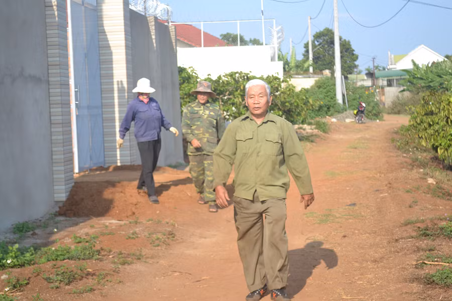  Ông Đỗ Văn Triệu đi vận động bà con tổ 1 (phường Yên Thế) hiến đất mở đường. Ảnh: Hoàng Minh