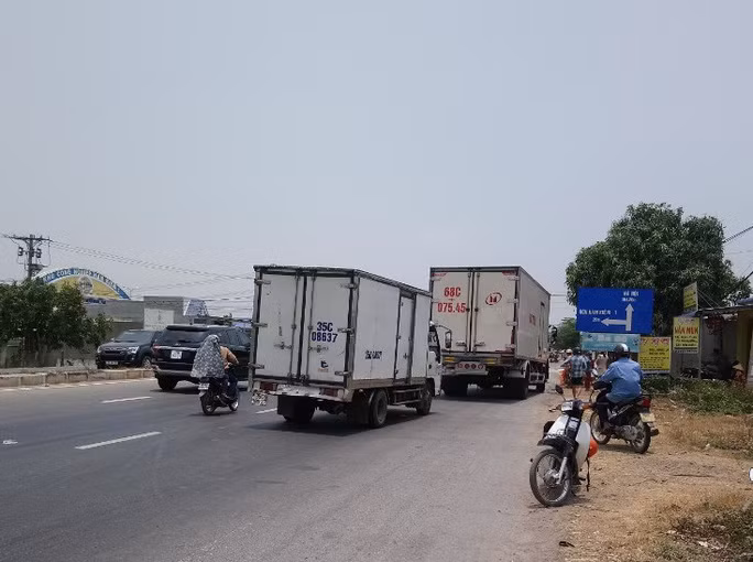 Hai chiếc xe tải tại hiện trường