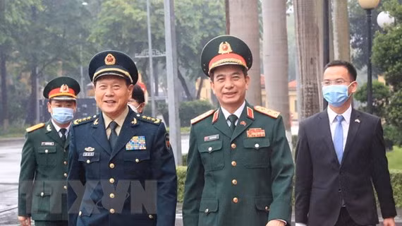 Thượng tướng Phan Văn Giang, Bộ trưởng Bộ Quốc phòng Việt Nam và Thượng tướng Ngụy Phượng Hòa, Bộ trưởng Bộ Quốc phòng Trung Quốc. (Ảnh: Trọng Đức/TTXVN)