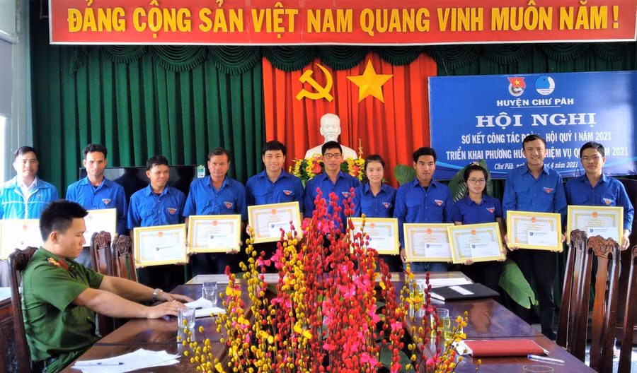 Đoàn TN huyện trao giải cho các cá nhân đạt giải cuộc thi