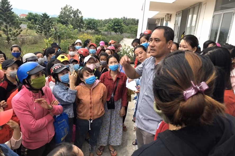 Ông Lê Bá Thuận (áo nâu) trong buổi đối thoại, giải quyết đình công tại công ty may trên địa bàn Thị xã Ninh Hoà. Ảnh: Phương Linh
