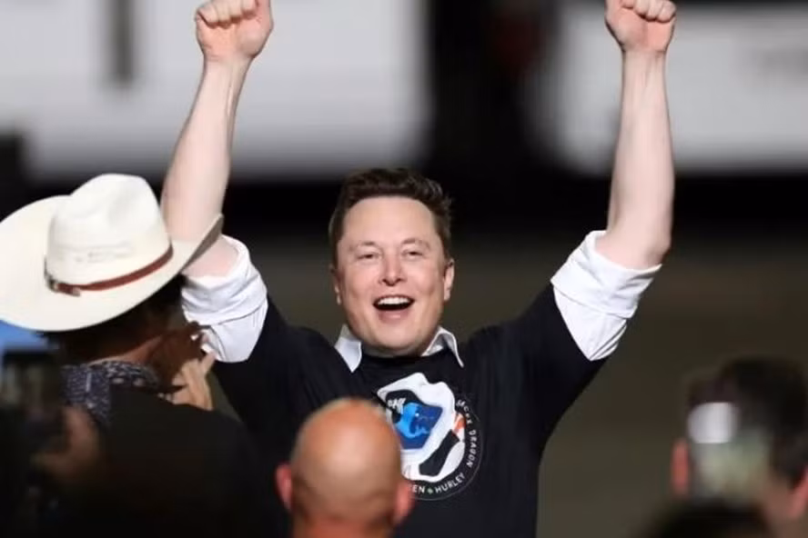 SpaceX của tỉ phú Elon Musk vượt Jeff Bezos để giành hợp đồng mới nhất của NASA. Ảnh: AFP.