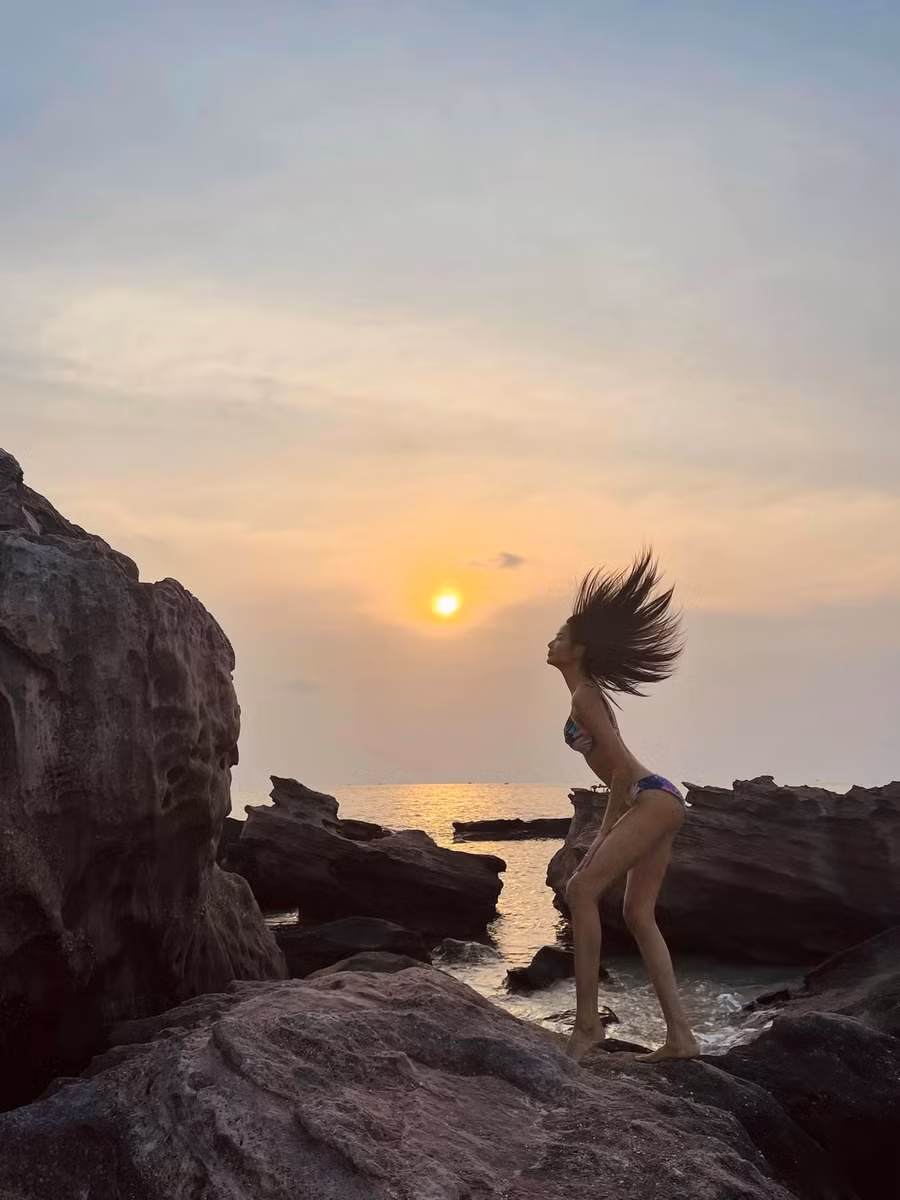 Khoảnh khắc Á hậu Hoàng Thùy diện bikini họa tiết bắt mắt, tự tin tạo dáng trước ống kính.