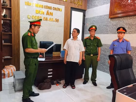  Cơ quan công an đọc lệnh bắt tạm giam đối với ông Bùi Văn Ần
