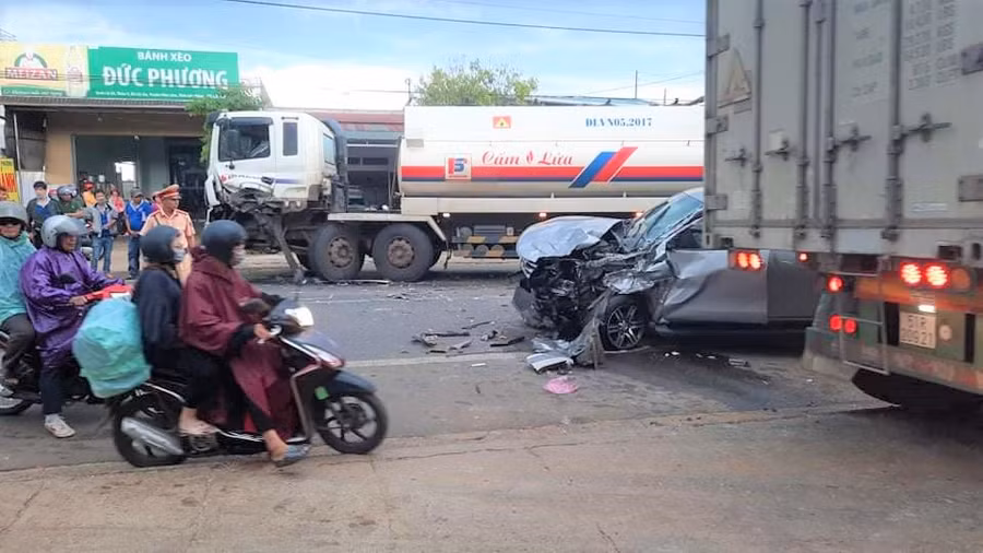 Hiện trường vụ tai nạn liên hoàn