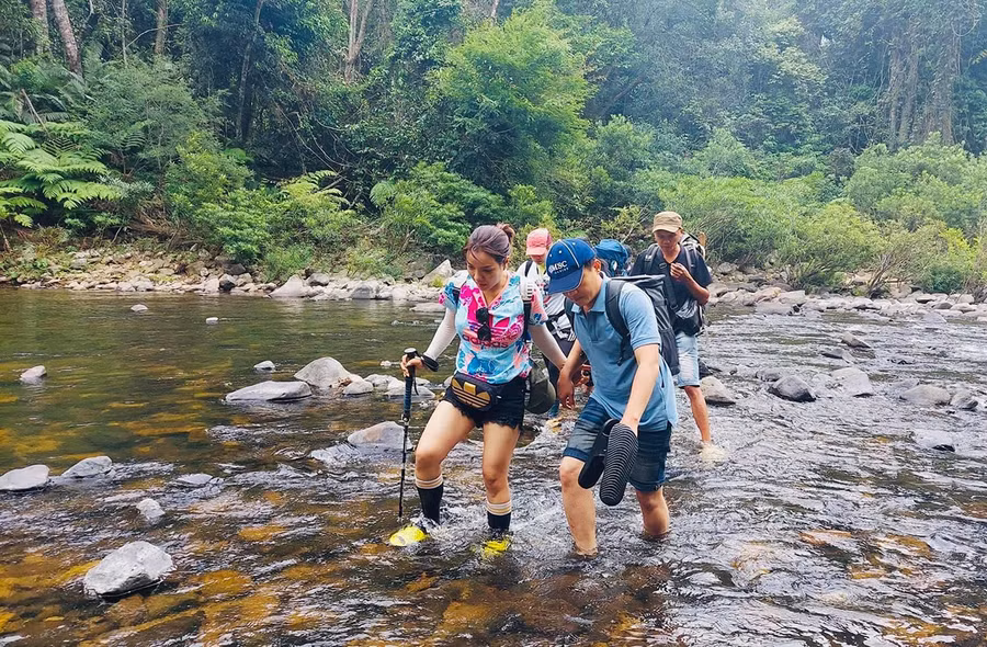 Các tour trekking trải nghiệm thiên nhiên thu hút giới trẻ dịp nghỉ lễ. Ảnh: Minh Châu