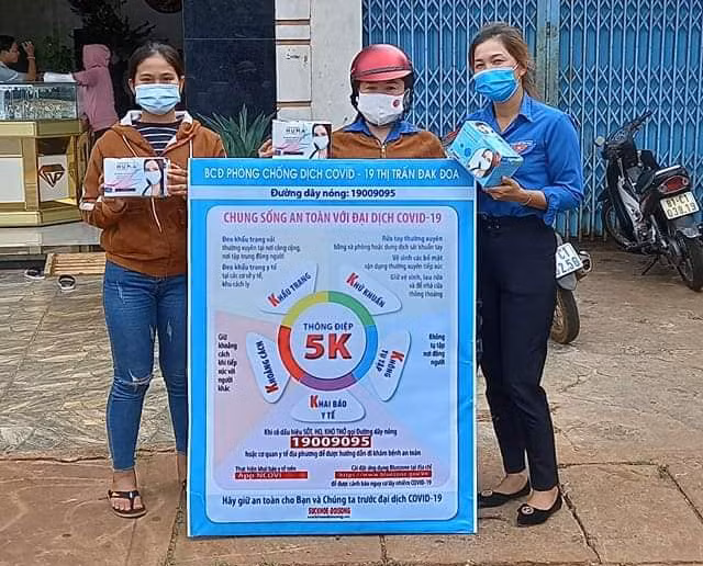 Đoàn viên, thanh niên thị trấn Đak Đoa ra quân tuyên truyền nhắc nhở người dân thực hiện theo khuyến cáo “5K” của Bộ Y tế trong phòng-chống dịch Covid-19. (ảnh 1)