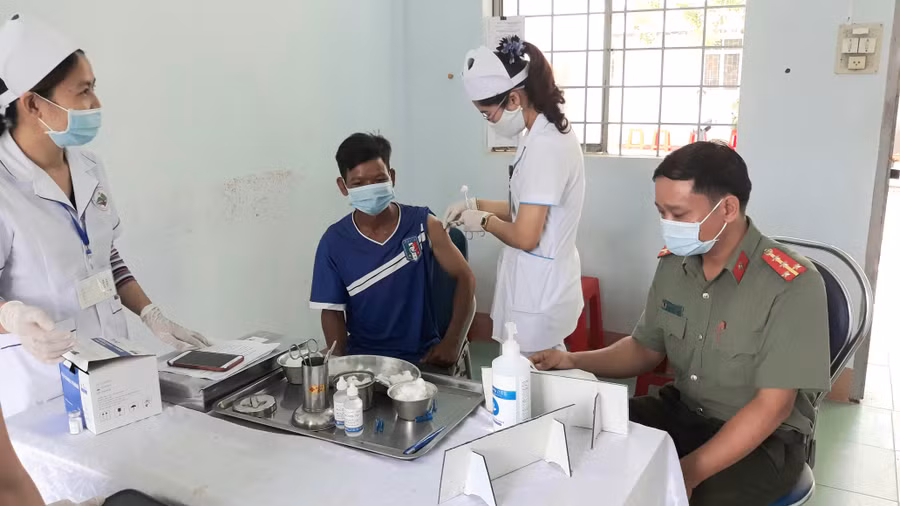  Cán bộ Công an huyện Ia Pa được tiêm vắc xin ngừa Covid-19. Ảnh: Mai Linh