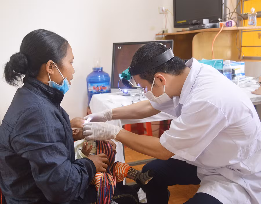  Khám bệnh cho người dân. Ảnh: Minh Thoan