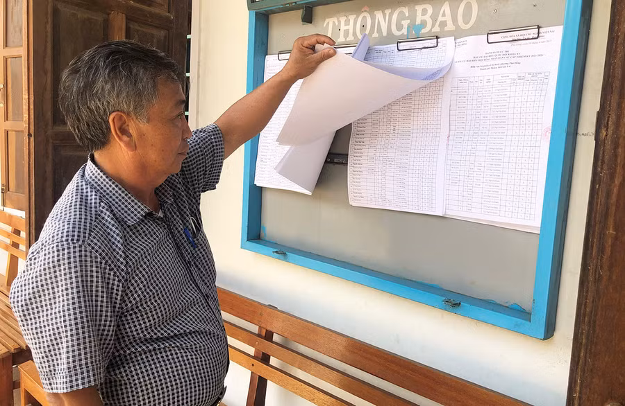 Ông Lê Văn Hoạt (Tổ trưởng tổ dân phố 3, phường Phù Đổng, TP. Pleiku) kiểm tra danh sách cử tri của tổ. Ảnh: Anh Huy