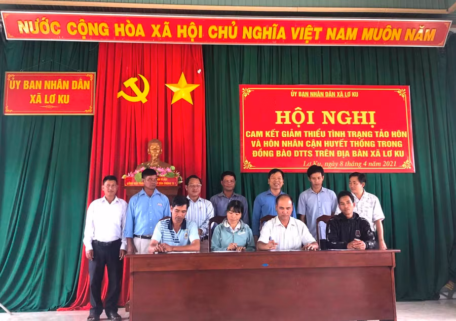 Bí thư và trưởng thôn, làng ở xã Lơ Ku, huyện Kbang ký cam kết “Nói không với tảo hôn và hôn nhân cận huyết thống”. Ảnh An Phát