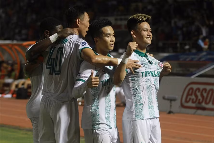 Bình Định có chiến thắng đậm để vươn lên nhóm dẫn đầu. Còn TPHCM tụt xuống gần cuối bảng. Ảnh: Thanh Vũ.