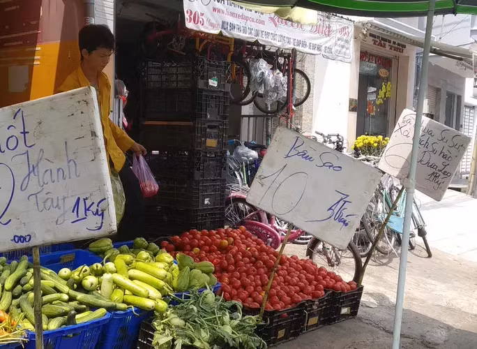 Hình ảnh quen thuộc của mặt hàng cà chua, giá xổ rẻ 6.000 đồng/kg được bán lề đường