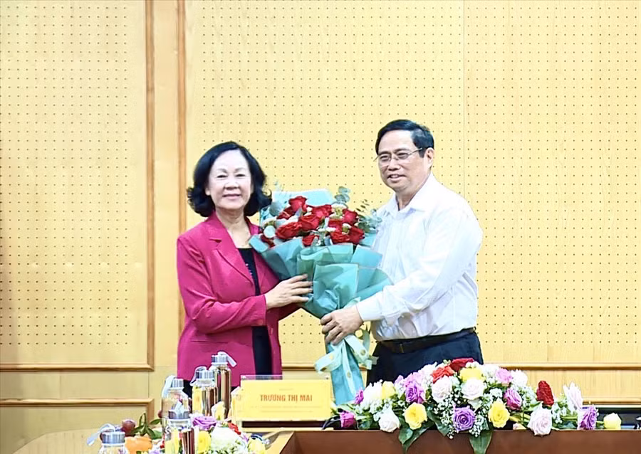 Thủ tướng Chính phủ Phạm Minh Chính tặng hoa chúc mừng tân Trưởng Ban Tổ chức Trung ương Trương Thị Mai. Ảnh: Đỗ Anh Thủ tướng Chính phủ Phạm Minh Chính tặng hoa chúc mừng tân Trưởng Ban Tổ chức Trung ương Trương Thị Mai. Ảnh: Đỗ Anh