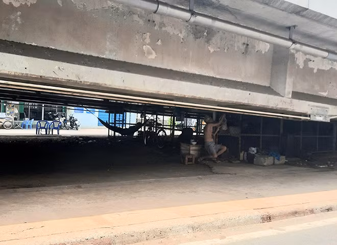 Gầm cầu là nơi lý tưởng để người lao động trú ngụ ngày nắng nóng.