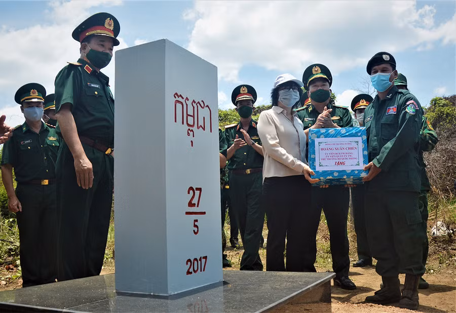 Đồng chí Nguyễn Thị Thanh Lịch-Tỉnh ủy viên, Phó Chủ tịch UBND tỉnh, thay mặt đoàn tặng quà cho lực lượng làm nhiệm vụ, nhân dân nước bạn Campuchia tại Cột mộc 27 thuộc huyện Đức Cơ (tỉnh Gia Lai, Việt Nam và huyện Ozadao (tỉnh Ratanakiri, Campuchia). Ảnh: Huy Bắc