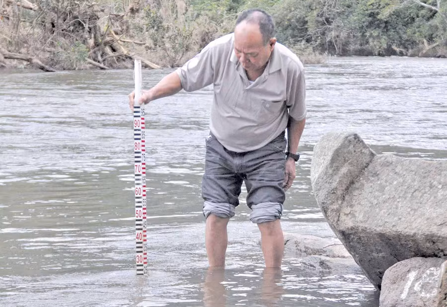 Ông Lê Minh Điếu-quan trắc viên Đài Khí tượng Thủy văn khu vực Tây Nguyên đo lưu lượng nước sông Ba. Ảnh: Nguyễn Tú
