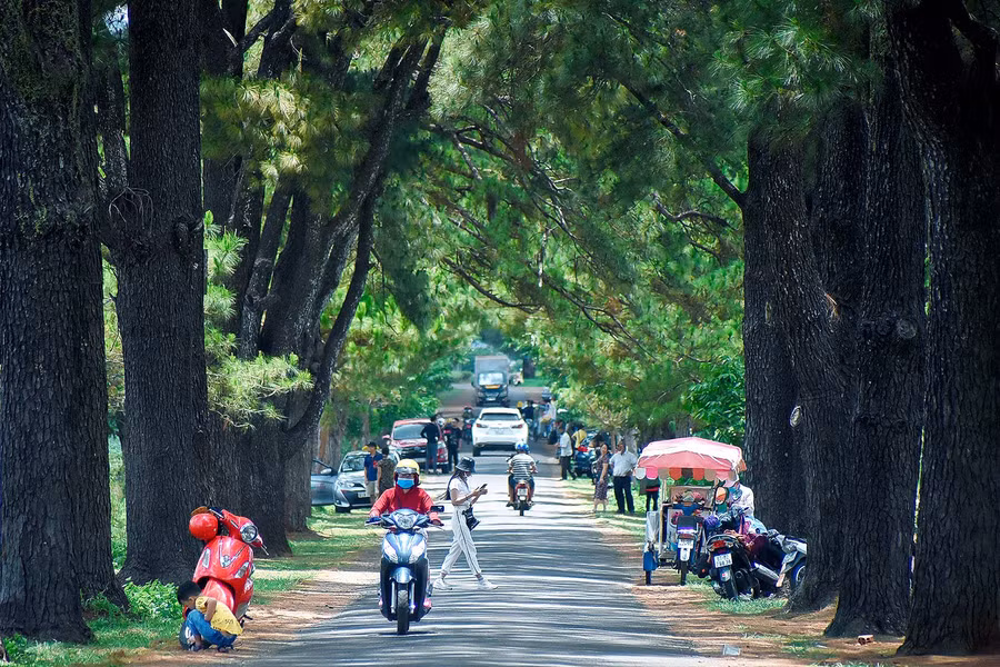 Sáng 30-4, ngày đầu tiên của kỳ nghỉ lễ 30-4 và 1-5, rất đông người dân TP. Pleiku và du khách đã đến các địa điểm ven thành phố để cắm trại, dã ngoại, vui chơi...