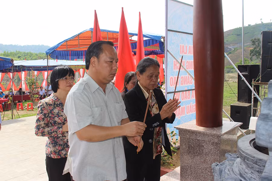 Các đại biểu dâng hương tại Bia di tích lịch sử Đoàn Thanh niên nhân dân cách mạng tỉnh Gia Lai giai đoạn 1962-1975. Ảnh: Thủy Bình
