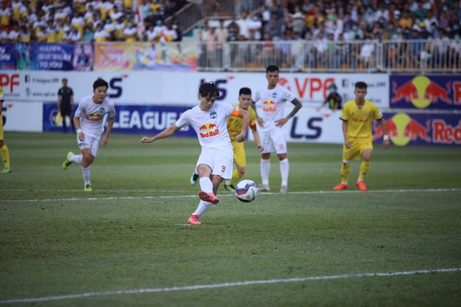 Văn Toàn ghi bàn trên chấm 11m. Ảnh: HA.FC